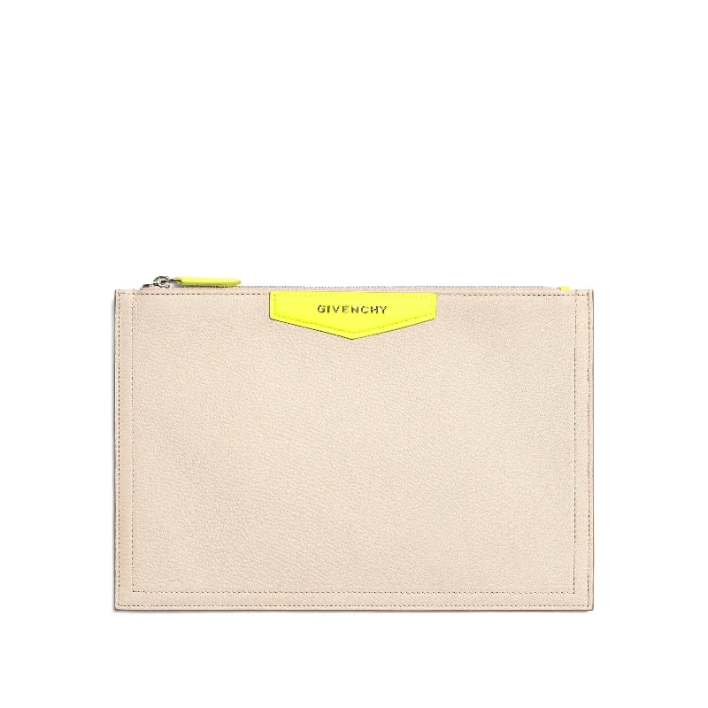 Faux Fur - Lined Bucket Bag in White for a Cozy Winter AccessoryMedium Antigona Fluo Pouch in Nude