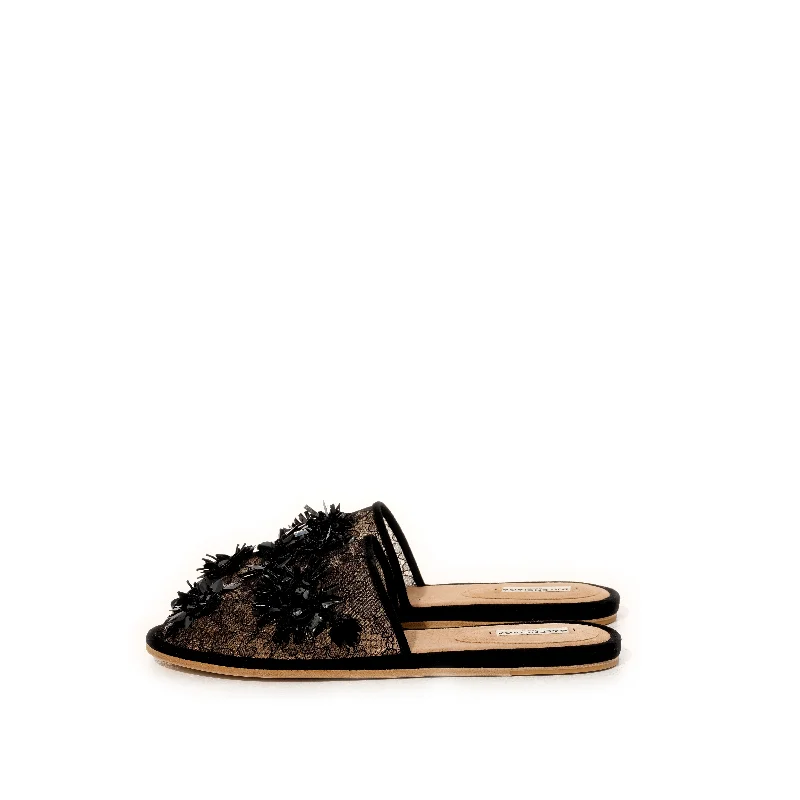 Metallic Bucket Bag in Rose Gold with Chain Strap for a Trendy Party LookScarpa D.Fleurs Shoes in Black