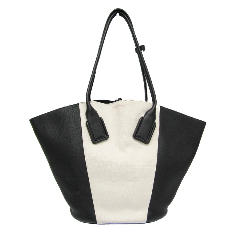 Faux Fur - Trimmed Tote Bag in White for a Cozy Winter LookBottega Veneta Basket  Leather Tote Bag (Pre-Owned)