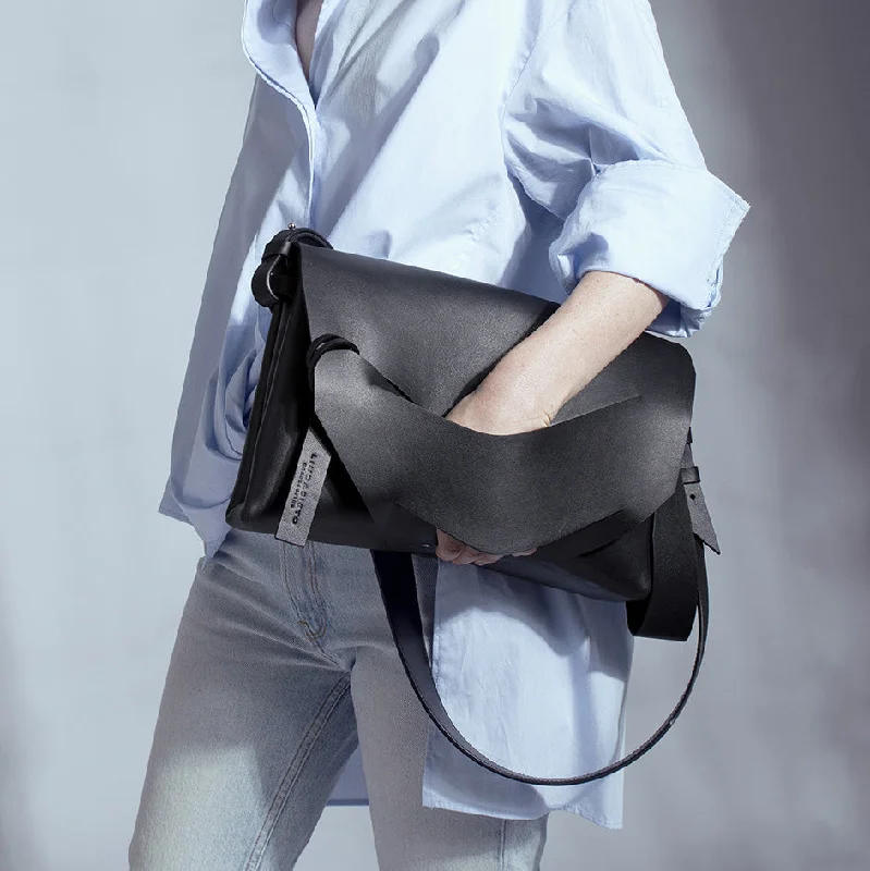 Women's Large Leather Shoulder Bag in Brown with Multiple Compartments for WorkBoomerang Hybrid Bag Táska - Black