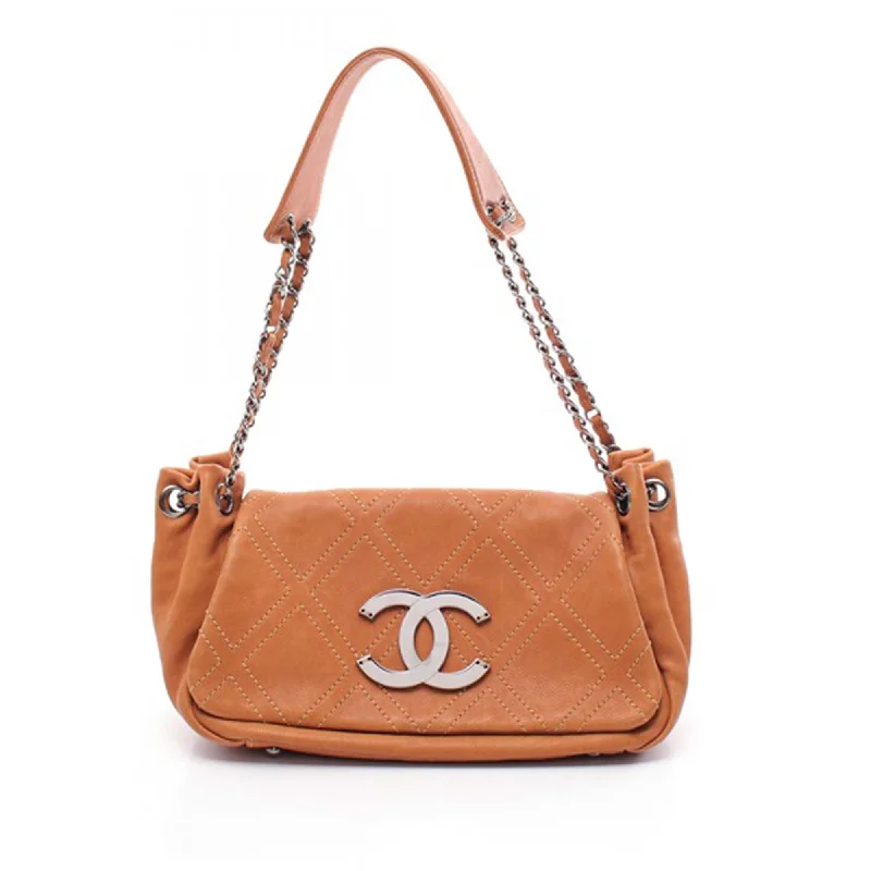 Women's Shoulder Bag with Faux Fur Strap in White for Winter StyleBrown Chanel Diamond Stitch Calfskin Accordion Flap Shoulder Bag