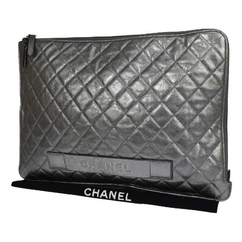 Bejeweled Clutch in Purple for Opera PerformancesChanel Matelassé  Leather Clutch Bag (Pre-Owned)