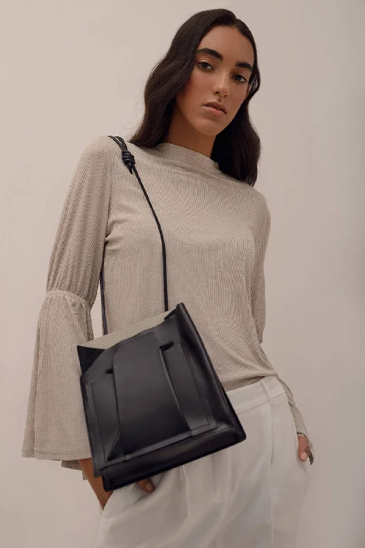 Shoulder Bag with Chain Strap in Silver for a Trendy AppearanceClose Bag - Black - Sample
