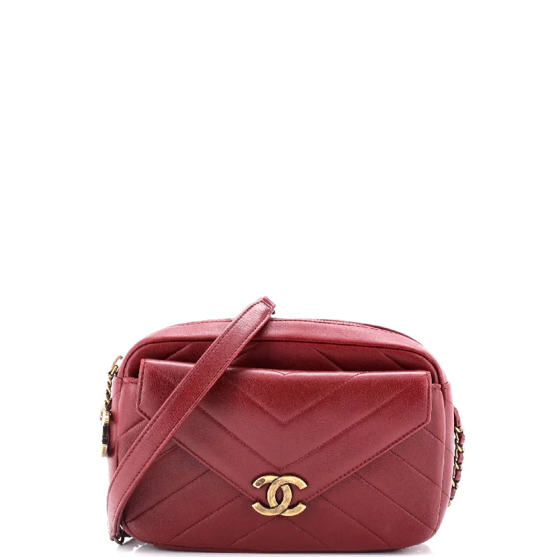Women's Crossbody Bag with Magnetic Closure in White for Quick AccessCoco Envelope Camera Case Bag Chevron Lambskin Small