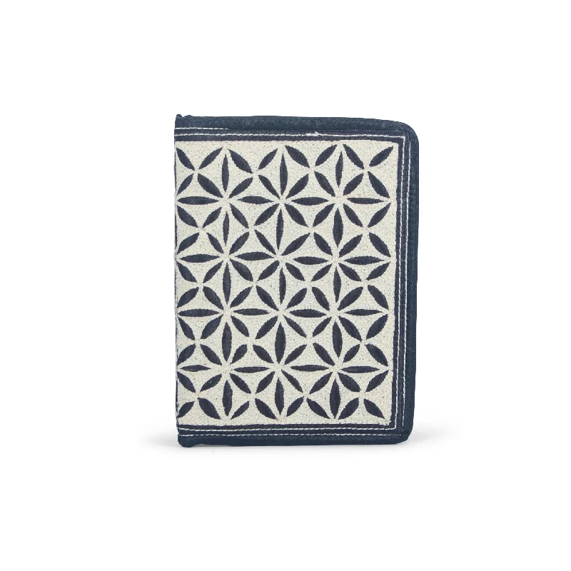 Snake - Skin Effect Clutch in Green for Exotic PartiesHitam Passport Case