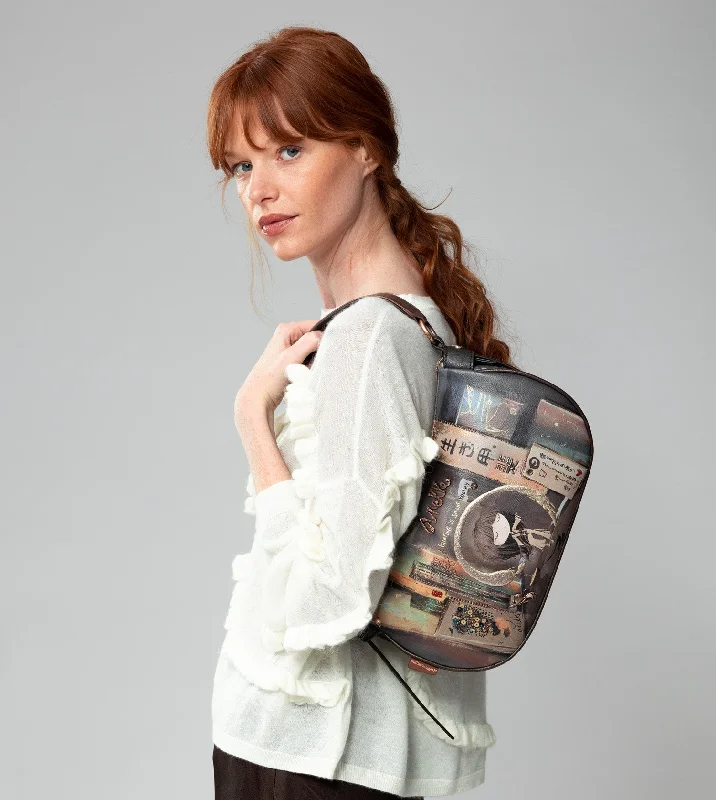 Metallic Shoulder Bag in Gold for Special OccasionsShōen oval bag with chain