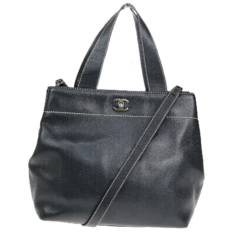 Metallic Shoulder Bag in Gold for Special OccasionsChanel  Leather Shoulder Bag (Pre-Owned)
