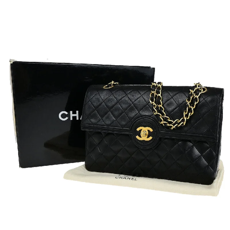 Quilted Shoulder Bag in Cream for a Classic and Elegant LookChanel Matelassé  Leather Shoulder Bag (Pre-Owned)